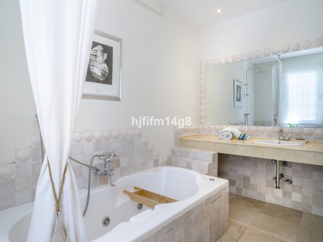 3 Bedrooms Villa in Nueva Andalucía