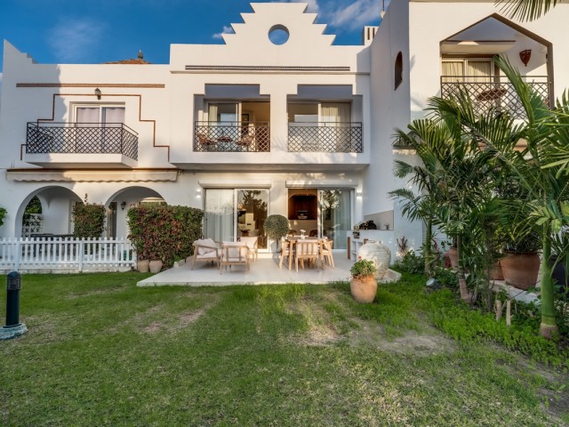 4 Bedrooms Townhouse in Nueva Andalucía