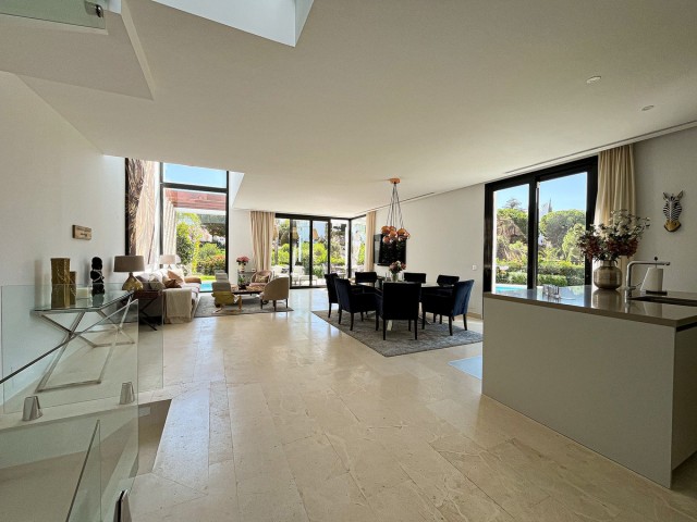 Villa con 5 Dormitorios  en Cabopino