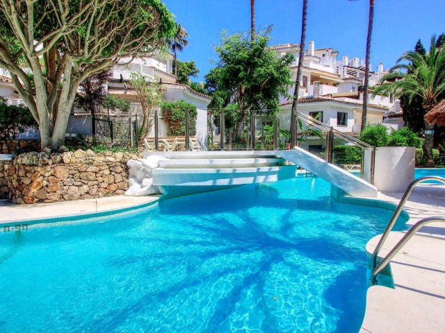 3 Bedrooms Apartment in Elviria