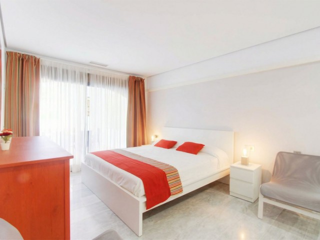 3 Bedrooms Apartment in Elviria