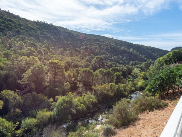 2 Bedrooms Apartment in Benahavís