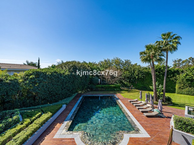 10 Bedrooms Villa in Guadalmina Baja
