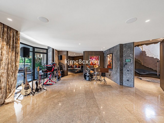 10 Bedrooms Villa in Guadalmina Baja