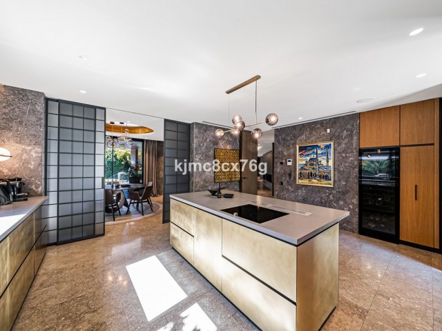 10 Bedrooms Villa in Guadalmina Baja