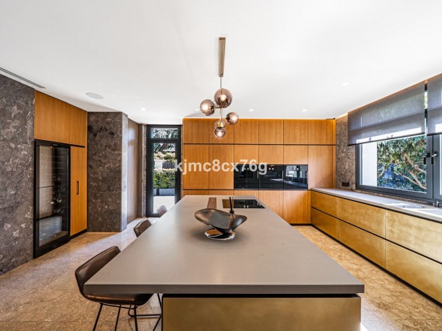 10 Bedrooms Villa in Guadalmina Baja