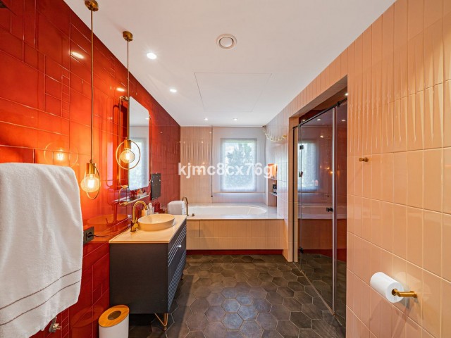 10 Bedrooms Villa in Guadalmina Baja