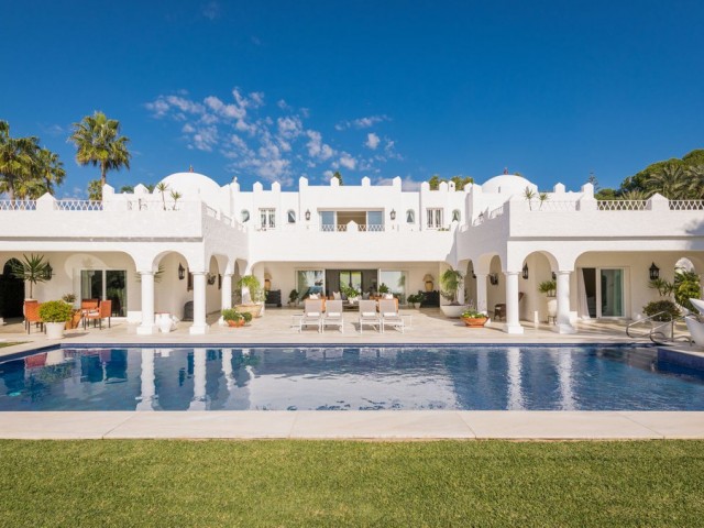 5 Bedrooms Villa in Los Monteros