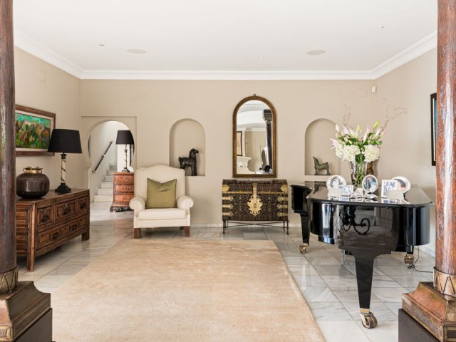 5 Bedrooms Villa in Los Monteros