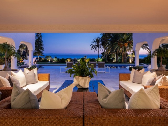 5 Bedrooms Villa in Los Monteros