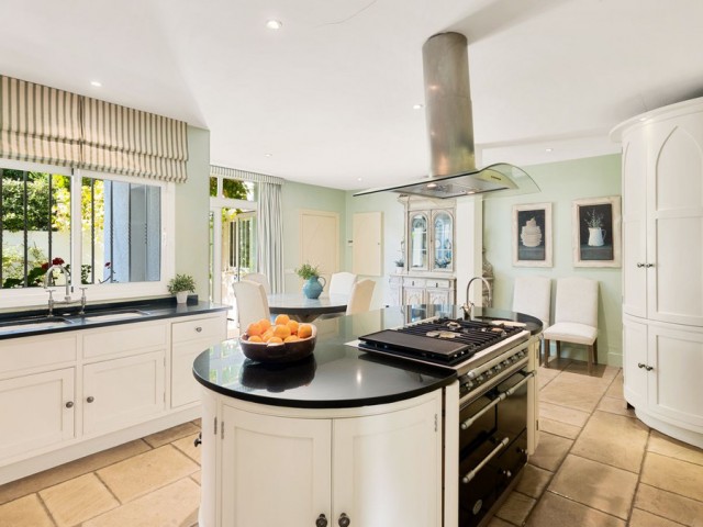 5 Bedrooms Villa in Los Monteros