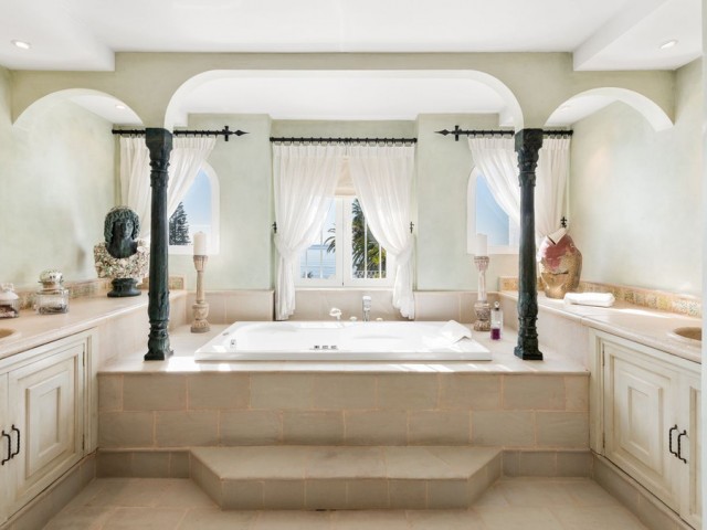 5 Bedrooms Villa in Los Monteros