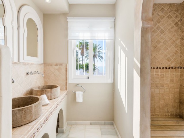 5 Bedrooms Villa in Los Monteros