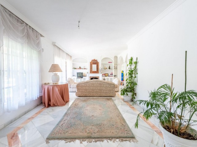 8 Bedrooms Villa in Marbella