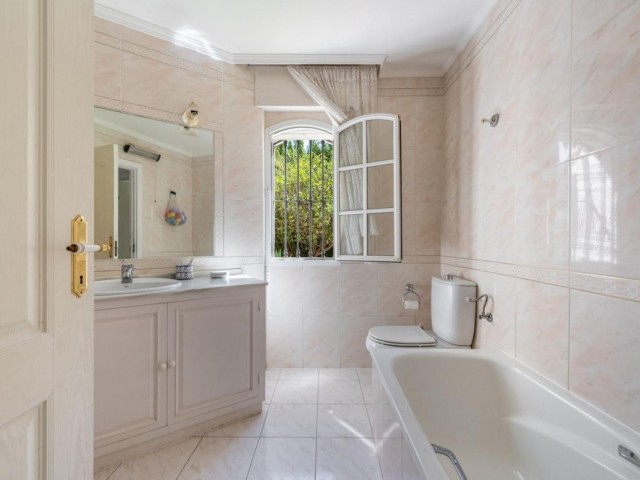 8 Bedrooms Villa in Marbella