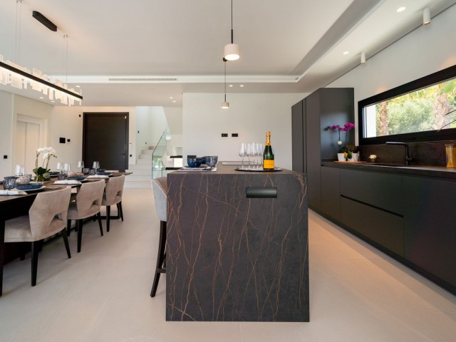 5 Bedrooms Villa in Nueva Andalucía