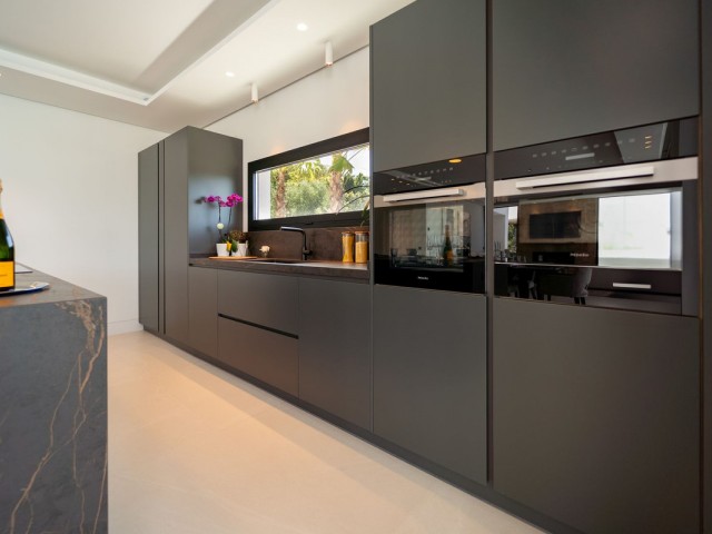 5 Bedrooms Villa in Nueva Andalucía