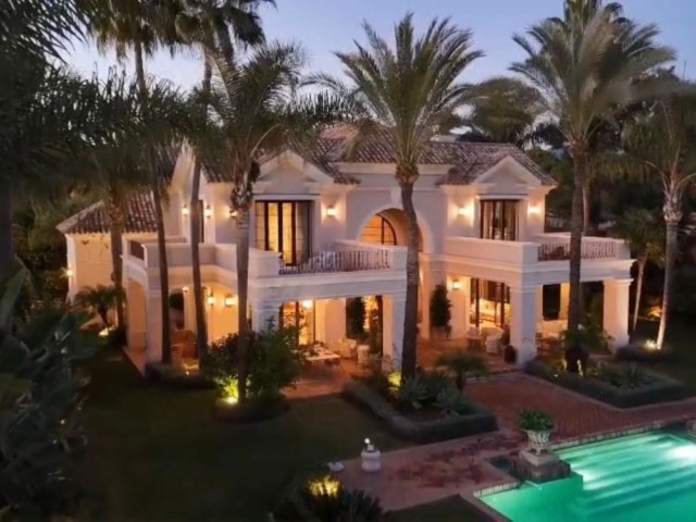 8 Bedrooms Villa in Guadalmina Baja