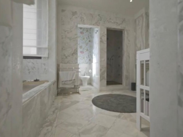 8 Bedrooms Villa in Guadalmina Baja