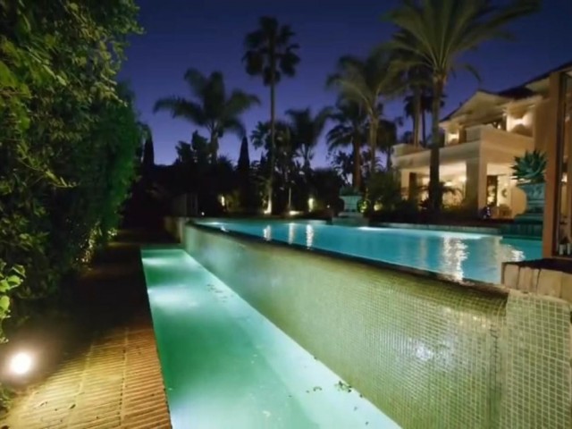 8 Bedrooms Villa in Guadalmina Baja