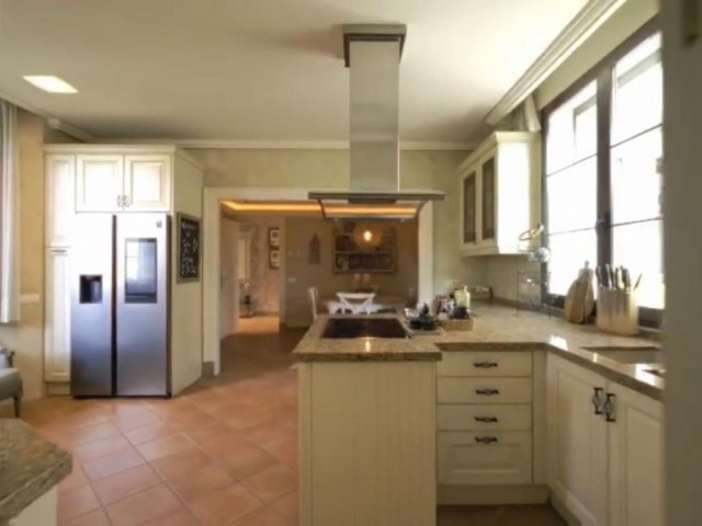 8 Bedrooms Villa in Guadalmina Baja