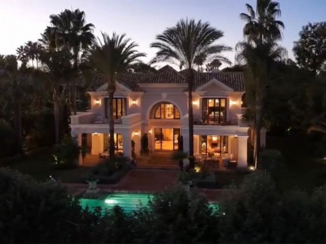 8 Bedrooms Villa in Guadalmina Baja