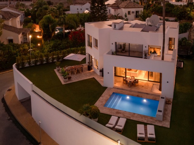 5 Bedrooms Villa in Benahavís