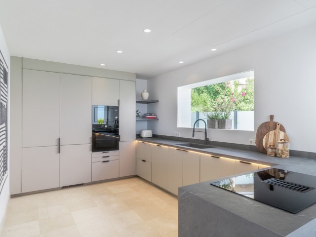 5 Bedrooms Villa in Benahavís