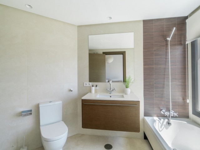 5 Bedrooms Villa in Benahavís