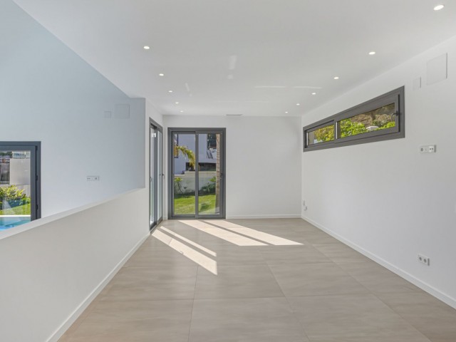 4 Bedrooms Villa in Elviria