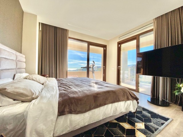 4 Bedrooms Apartment in Benahavís