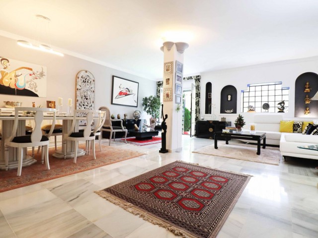 4 Bedrooms Townhouse in Diana Park