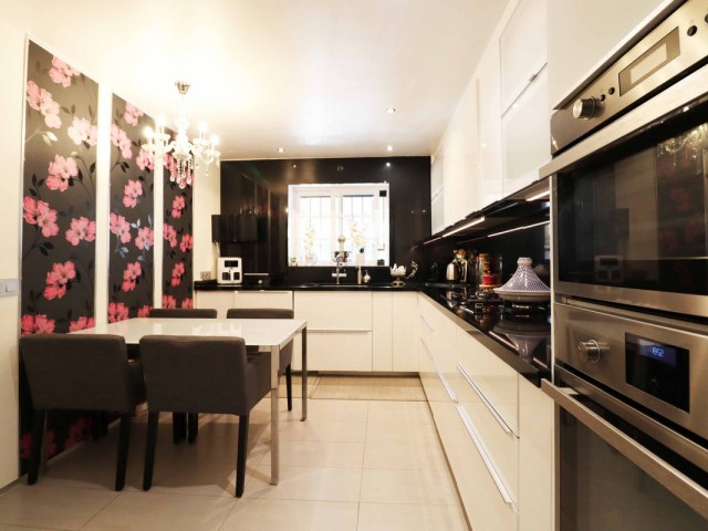 4 Bedrooms Townhouse in Diana Park