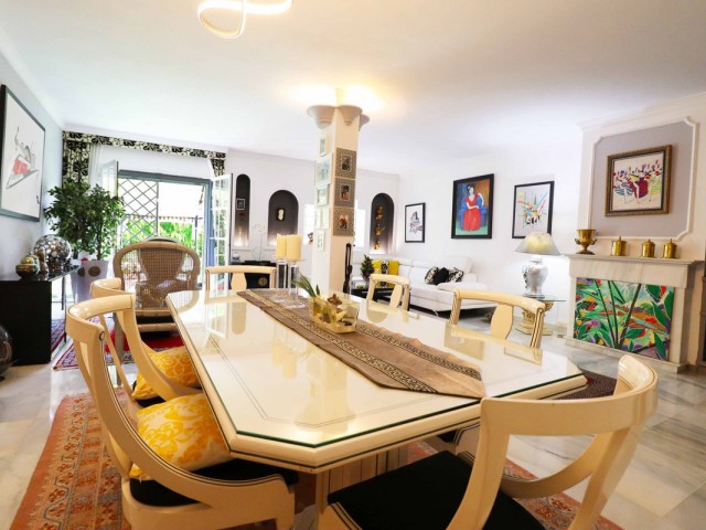 Maison mitoyenne avec 4 Chambres  à Diana Park