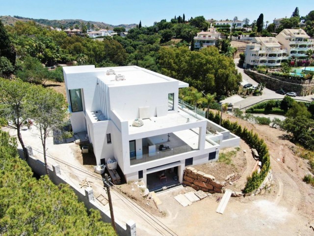 4 Bedrooms Villa in Elviria