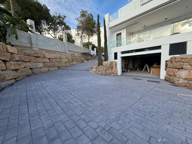 Villa con 4 Dormitorios  en Elviria