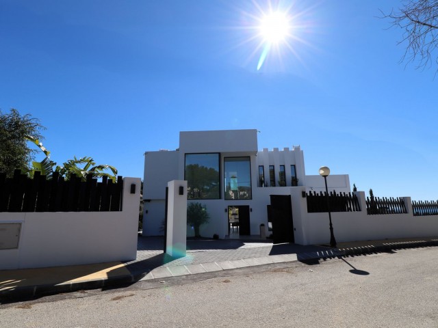 Villa con 4 Dormitorios  en Elviria