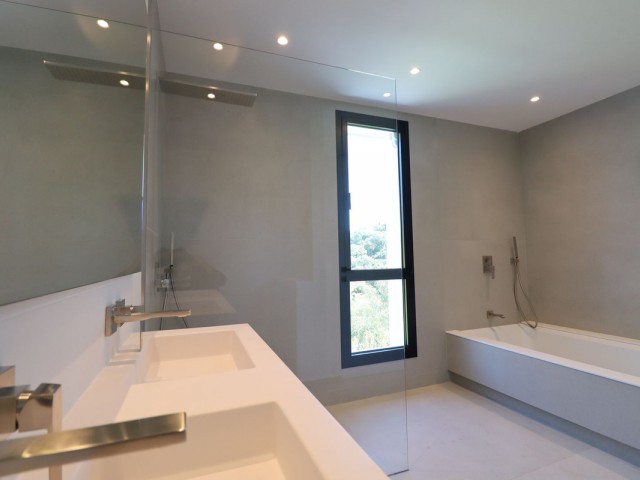 Villa con 4 Dormitorios  en Elviria