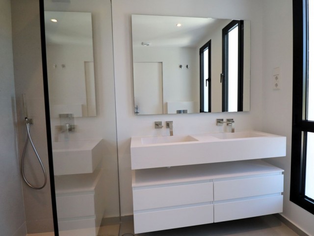 Villa con 4 Dormitorios  en Elviria