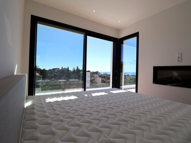 Villa con 4 Dormitorios  en Elviria