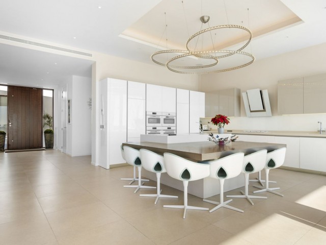 7 Bedrooms Villa in Benahavís