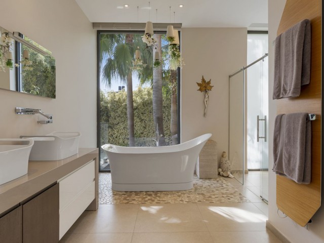 7 Bedrooms Villa in Benahavís