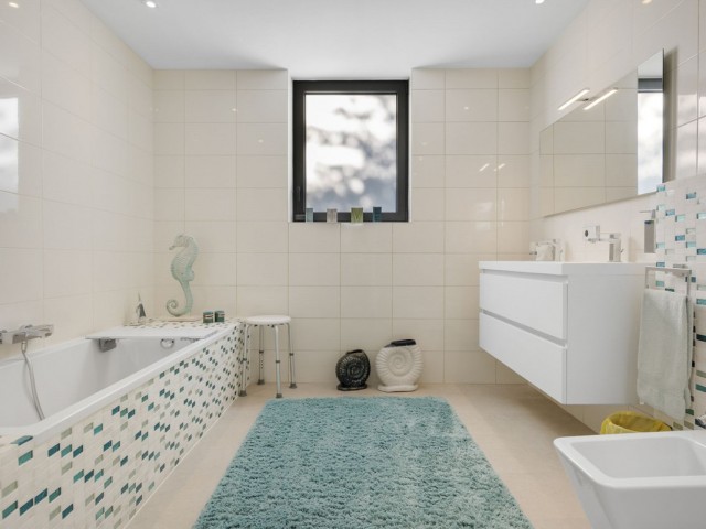 7 Bedrooms Villa in Benahavís