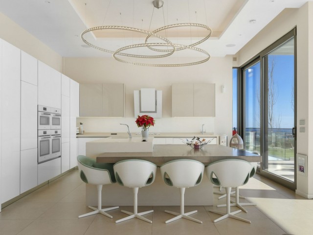 7 Soveroms Villa i Benahavís