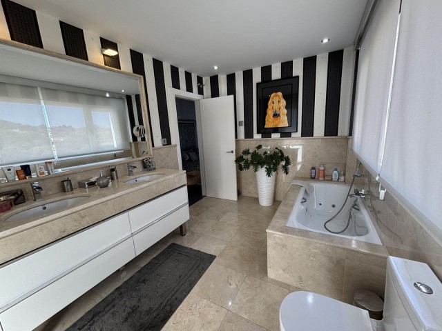 5 Bedrooms Villa in La Cala Golf