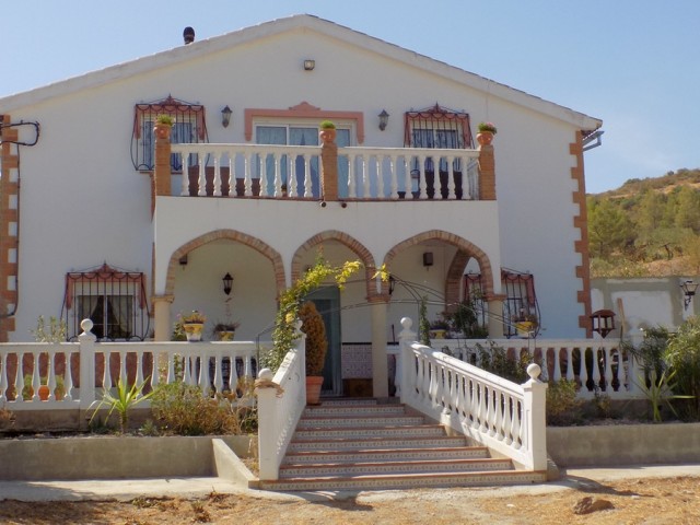 Villa con 4 Dormitorios  en El Burgo