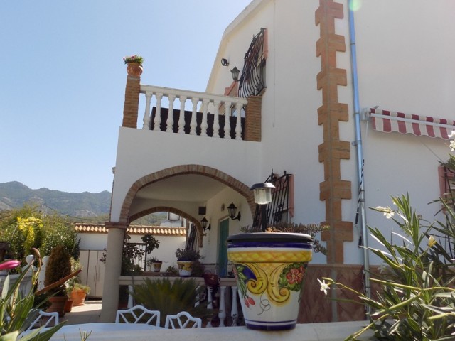 Villa con 4 Dormitorios  en El Burgo