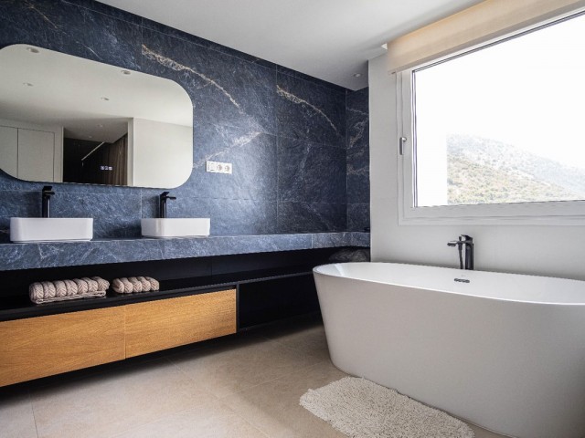 6 Bedrooms Villa in Mijas