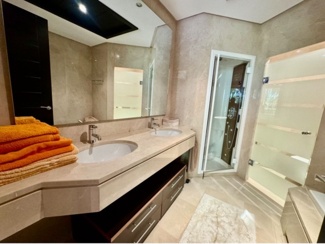 2 Bedrooms Apartment in Puerto Banús