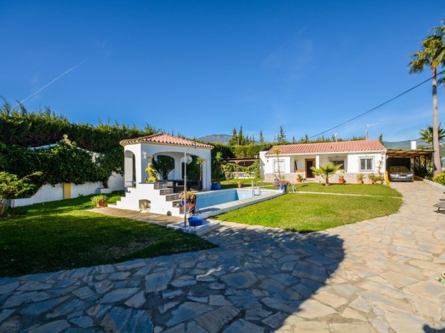 8 Bedrooms Villa in Estepona